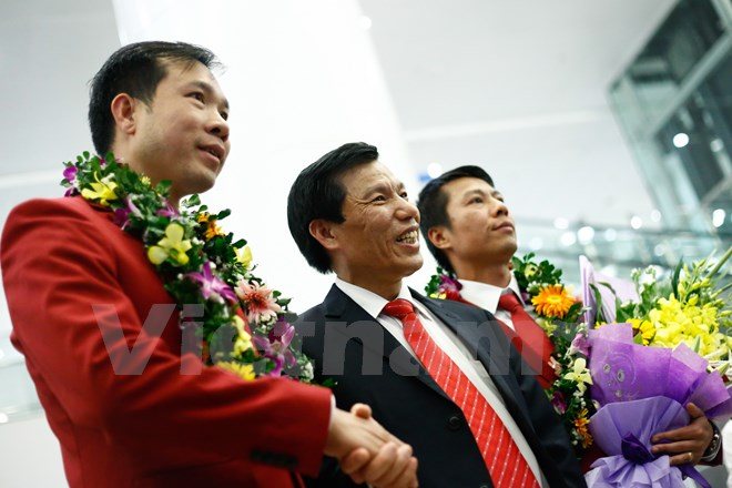 Bộ trưởng Nguyễn Ngọc Thiện (giữa) bên cạnh người hùng bắn súng Việt Nam Hoàng Xuân Vinh. (Ảnh: Minh Chiến/Vietnam+)